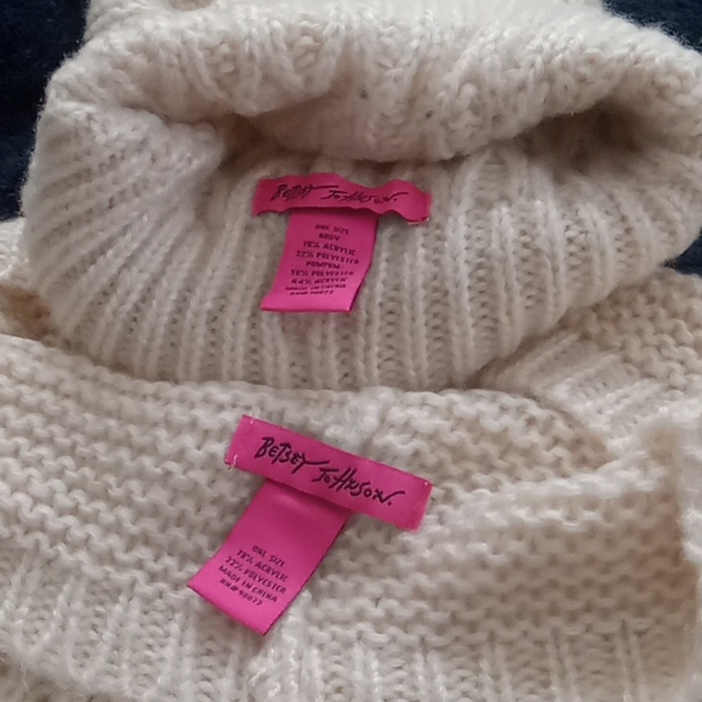 Beanie + snood set Betsey Johnson - Picture 2 of 2